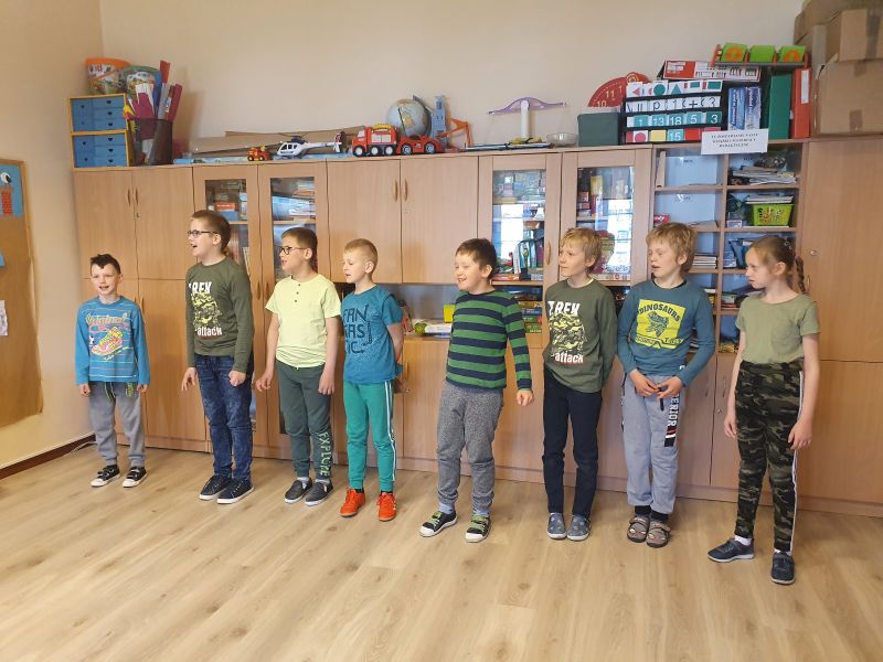 dzieci śpiewają Ekopiosenkę