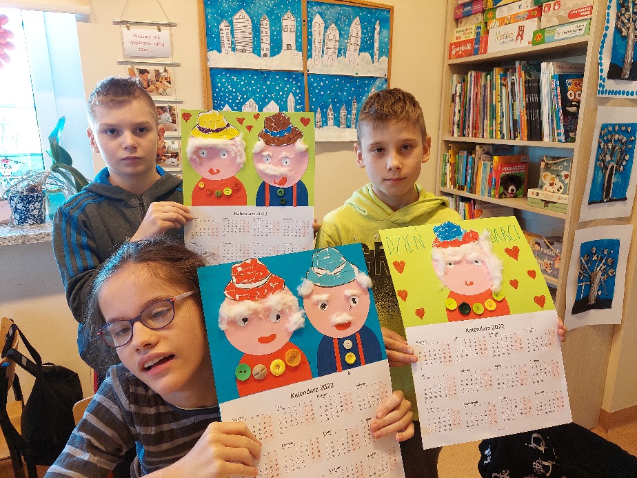 Uczniowie klasy V ZT z wykonanymi kalendarzami