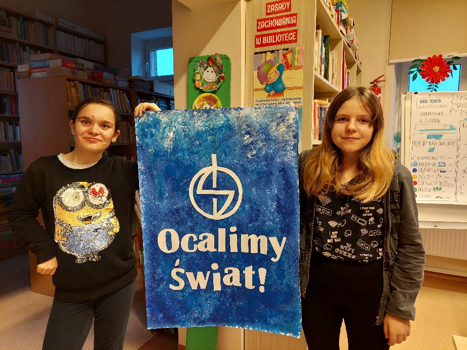 1. Roksana Litka i Patrycja Szacht prezentują wykonany plakat