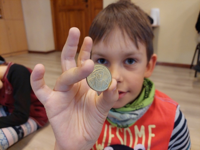 Antoni Reddig z oglądaną monetą