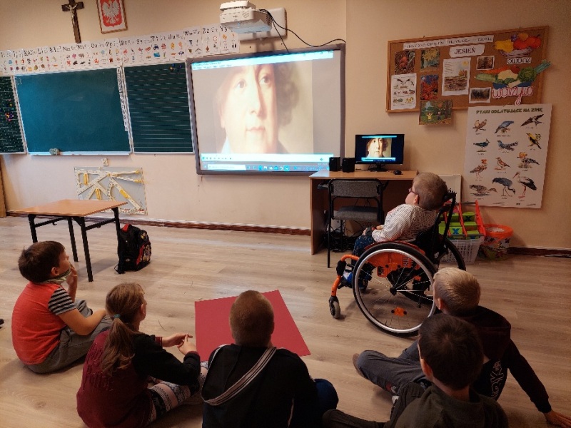 Uczniowie klasy I i II podczas oglądania filmu