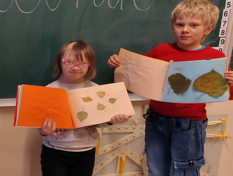 dzieci prezentują swoje prace