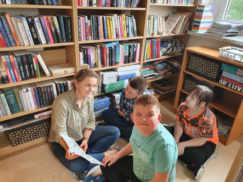 Uczniowie klasy I II podczas zajęć w bibliotece