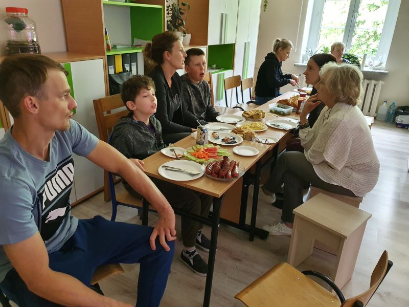 Uczniowie i rodzice przy piknikowym stole
