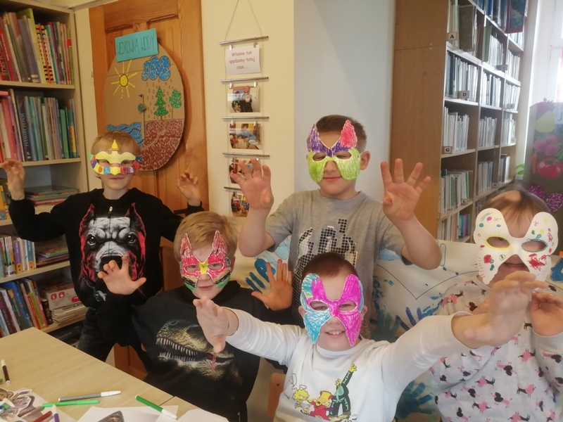 Uczniowie klasy trzeciej w wykonanych maskach