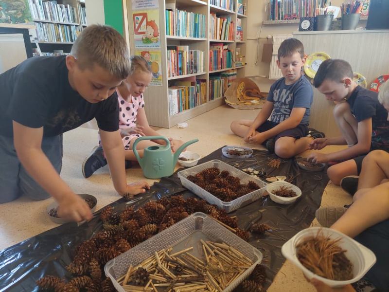 1. Uczniowie klasy drugiej podczas przygotowywania poidełek dla owadów