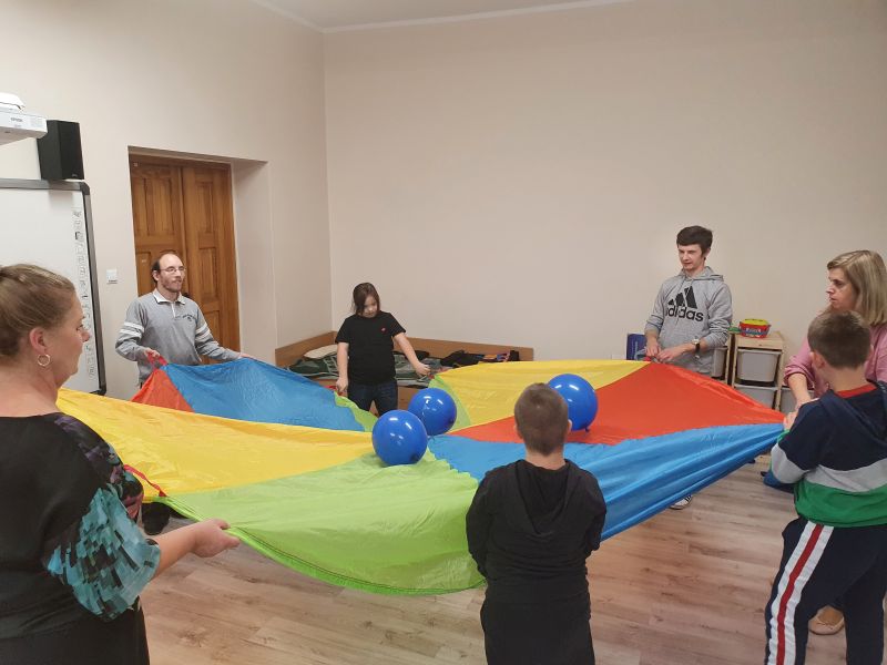 Uczniowie podczas zabawy z balonami.1