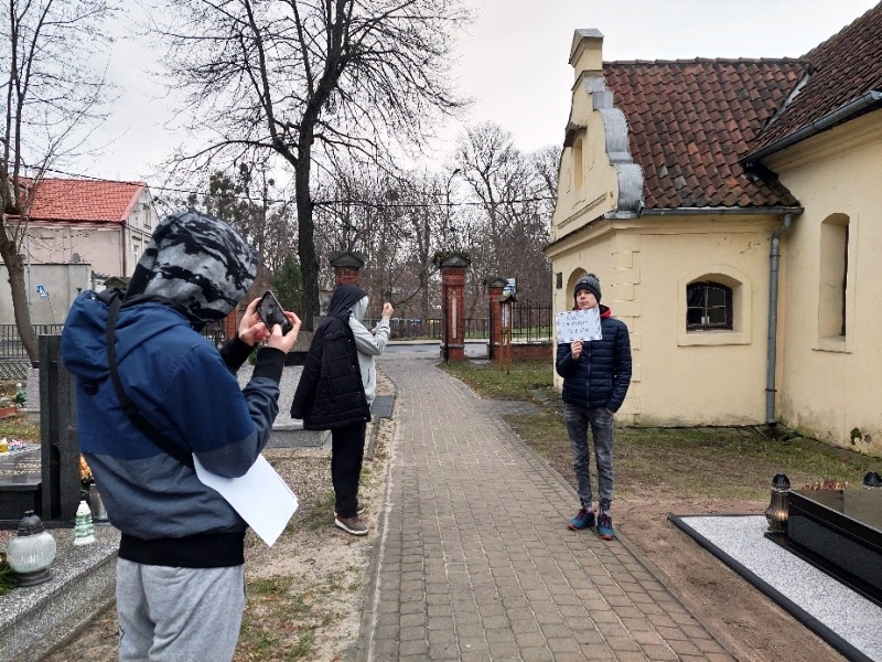 Oskar Wonerzy i Mateusz Michalak podczas fotografowania zabytków